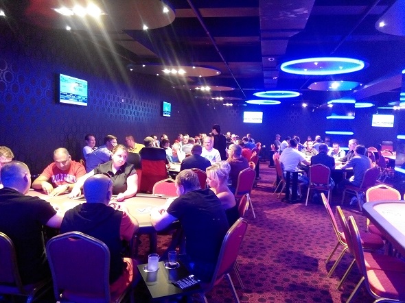 Casino Go4Games Děčín - pokerové turnaje a cash game hráči u stolů