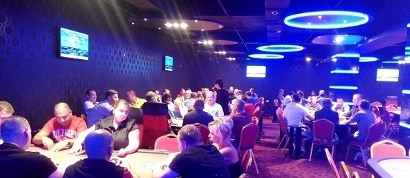 Casino Go4Games Děčín - pokerové turnaje a cash game hráči u stolů