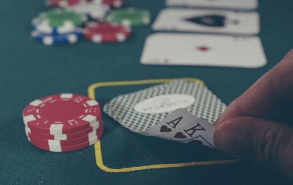 Cash game versus pokerové turnaje