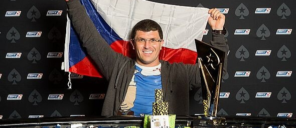 Leon Tsoukerník se rád účastní high roller turnajů - na fotce slaví výhru na pražské zastávce EPT.