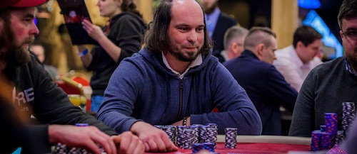 Michal Stružka vede české finalisty Poker Fever Series