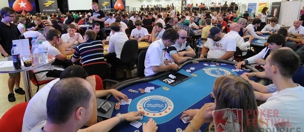 Main event v plném proudu na Pardubickém pokerovém festivalu