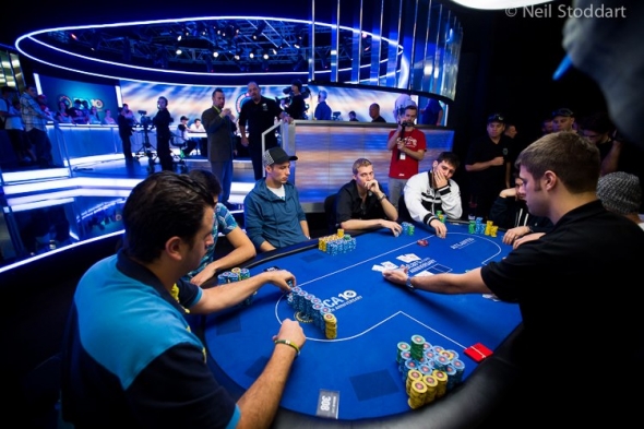 Bublina o finálový stůl main eventu