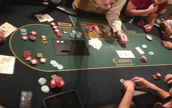 Ruzovka v pražském kasinu Ambassador - u pokerového stolu