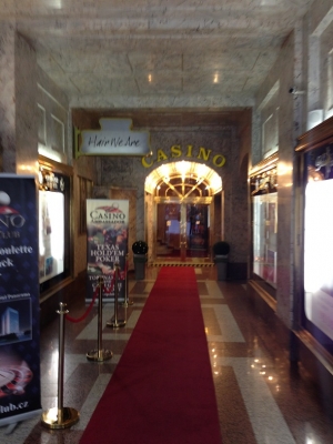 Ruzovka v pražském kasinu Ambassador - vchod do kasina 2