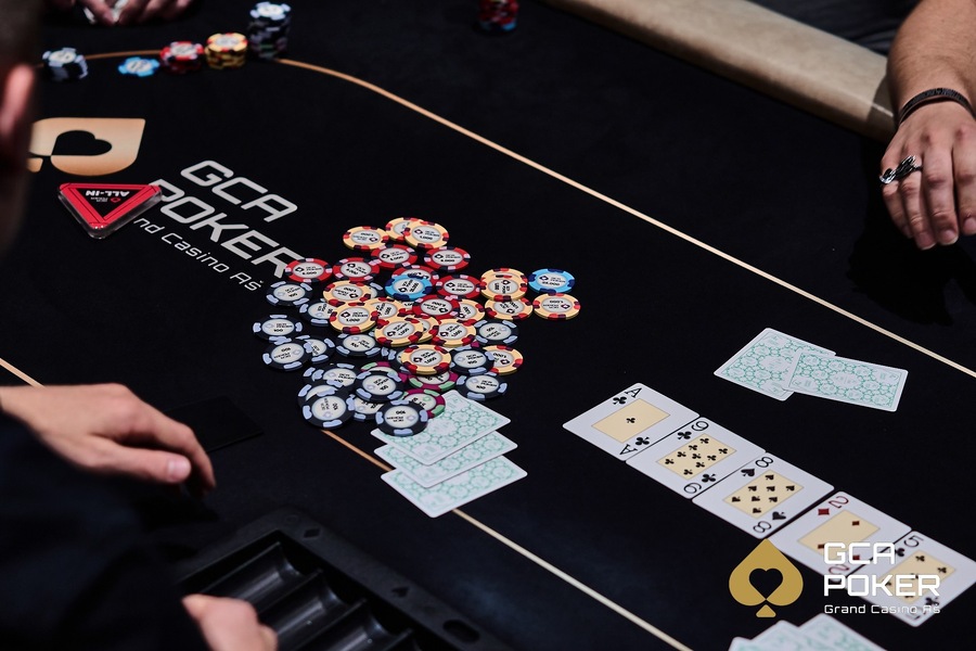 Pokerové žetony a&nbsp;karty na stole během sázkového kola na riveru v&nbsp;Texas Hold’em.