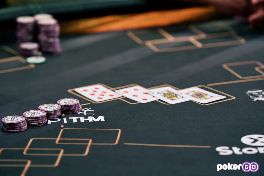 Karty a chipy při PGT Mixed Games na PokerGO.com