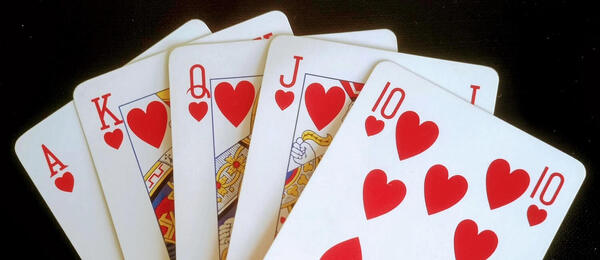 Royal flush (Královská postupka v barvě) je nejsilnější výherní kombinací v pokeru