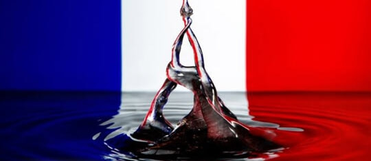 Online poker ve Francii se stále propadá - Eiffelova věž v kapce vody