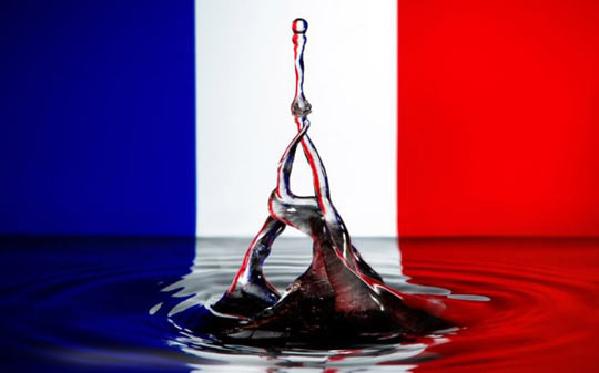 Online poker ve Francii se stále propadá - Eiffelova věž v kapce vody