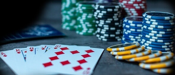 Poker online a živý poker - jak se liší?