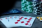 Poker online a živý poker - jak se liší?