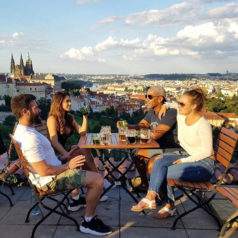 Dan Bilzerian v Praze - siesta s kamarády v restauraci