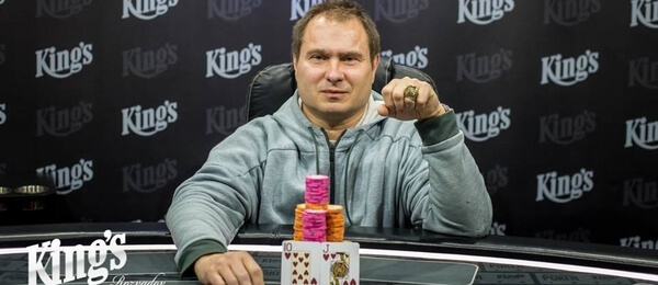 Jarda Peter získává svůj druhý prsten pro vítěze WSOPC