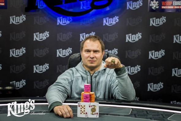 Jarda Peter získává svůj druhý prsten pro vítěze WSOPC