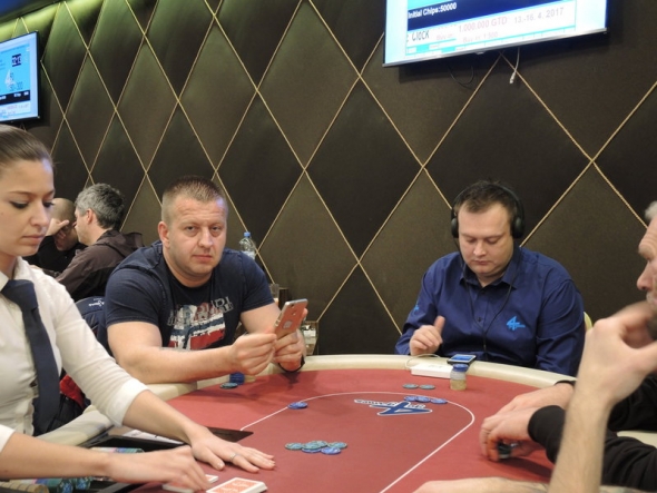Chip leader Alex (vlevo), foto: PokerZive.cz