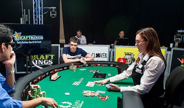 Artur Rudziankov hraje o zlatý náramek WSOP