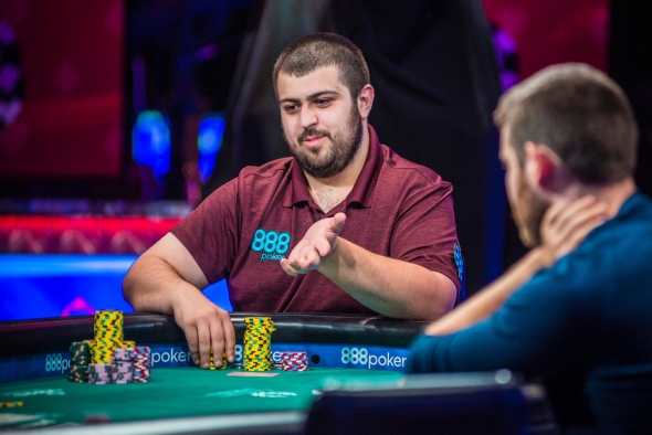 Scott Blumstein vede poslední tři hráče Main Eventu WSOP