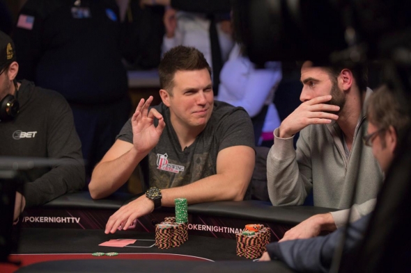 Opilý Doug Polk prohrává $300k ve třech handách