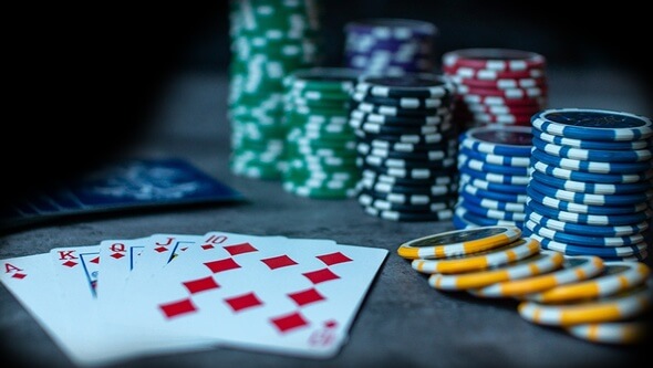 Proč je poker řazen mezi hazard?