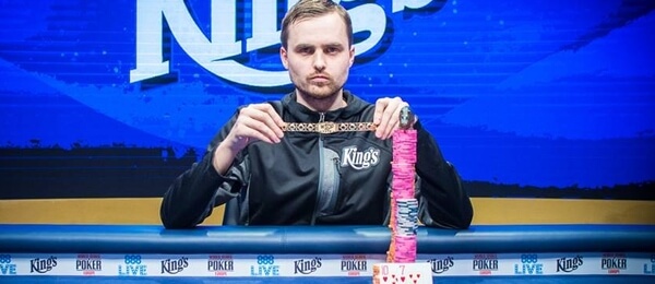 Martin Kabrhel vyhrává Turbou Bounty Hunteru třetí český náramek WSOP!