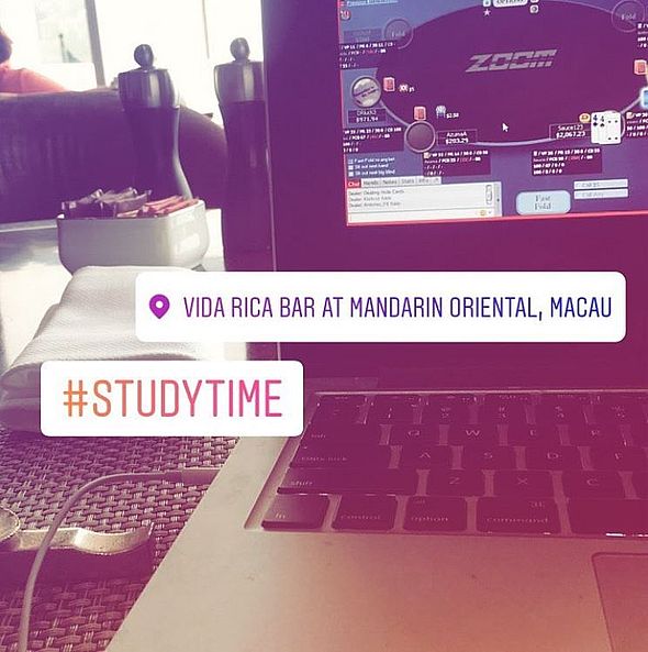 Tuto fotku Cody přidal na Instagram s označením study-time v Macau. Ale za povšimnutí stojí nick hráče - Sauce123 - Ben Sulsky obávaný online reg