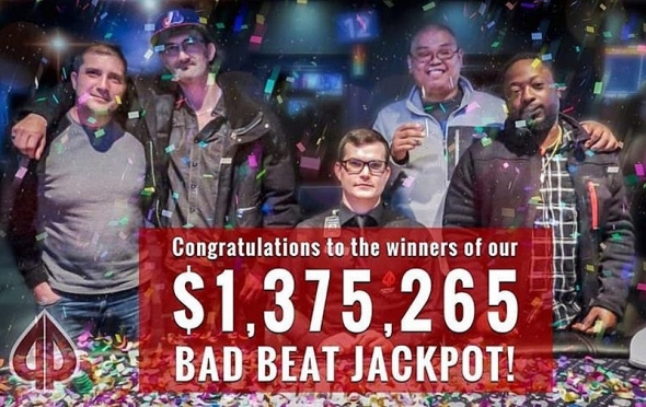 Šťastní výherci bad beat jackpotu.