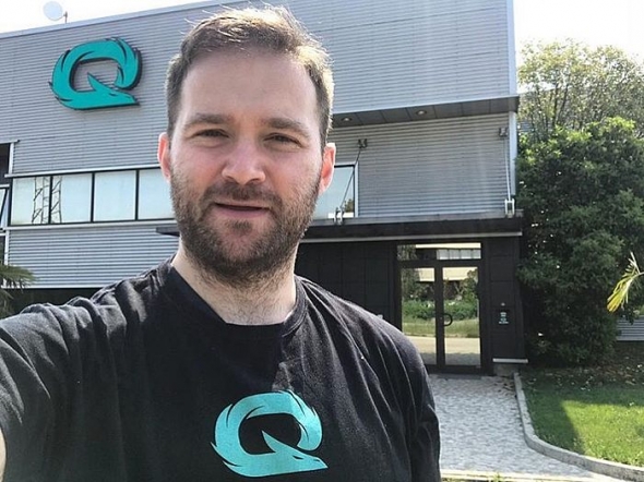 Eugene Katchalov před sídlem e-sport centrály QLASH.