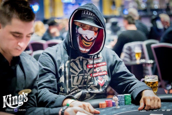 Další rána pro české pokerové hráče! Poslanci připravují zákaz zahalování