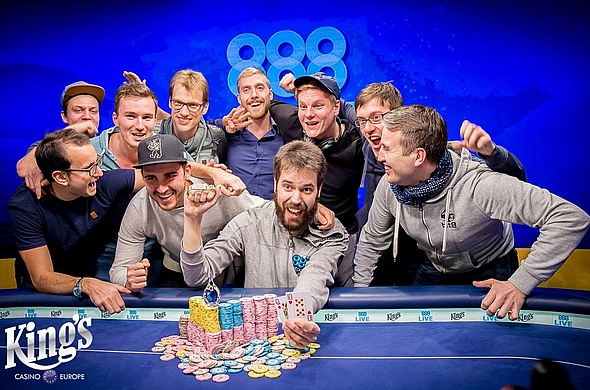 Šťastným výhercem nejdražšího turnaje WSOPE 2017 se stal Dominik Nitsche.