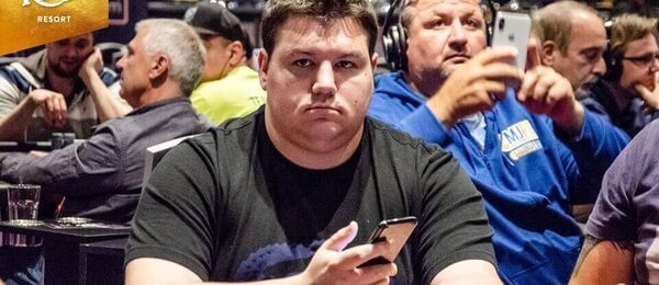 Colossus odstartoval s vedoucím hráčem WSOP POY Shaunem Deebem v základu