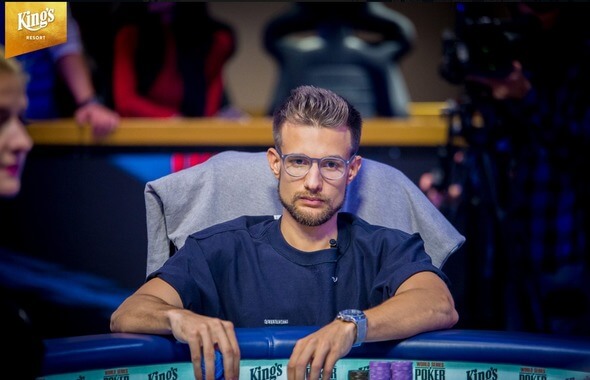 Maďarský hráč Laszlo Bujtas hrající online pod nickem omaha4rollz vstupoval do heads-upu s převahou čipů, ale nakonec na Jacka Sinclaira nestačil...