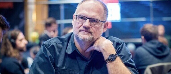 Bob Skopalík vede čtrnáct českých postupujících z druhého startovního flightu €5,300 Main Eventu EPT Prague