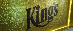 King’s,všechno zářivé a zlaté. Jestli to někdy působí jako kýč, tady nikdy.