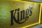 King’s,všechno zářivé a zlaté. Jestli to někdy působí jako kýč, tady nikdy.