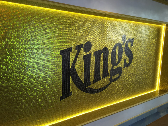 King’s,všechno zářivé a zlaté. Jestli to někdy působí jako kýč, tady nikdy.