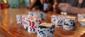 Můžete hrát poker s kamarády třeba v hospodě? Nehrozí vám postih? Máme odpovědi!