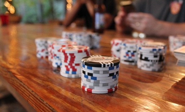 Můžete hrát poker s kamarády třeba v hospodě? Nehrozí vám postih? Máme odpovědi!
