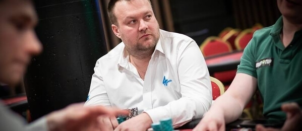 Poker Fever Main Event: Roman Papáček vede české postupující z 1B