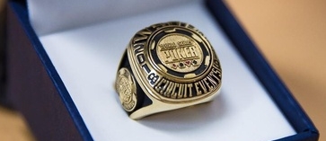 Kdo by nechtěl být hrdým majitelem takového pěkného zlatého prstenu? Máte možnost!