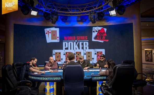 Finálový televizní stůl v King's Resort je snem všech pokerových hráčů.