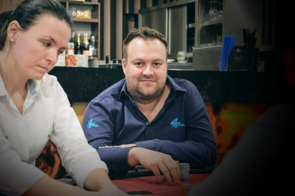 Roman Papáček si v prvním flightu MaxiTip Poker Tour zabalil druhý největší stack