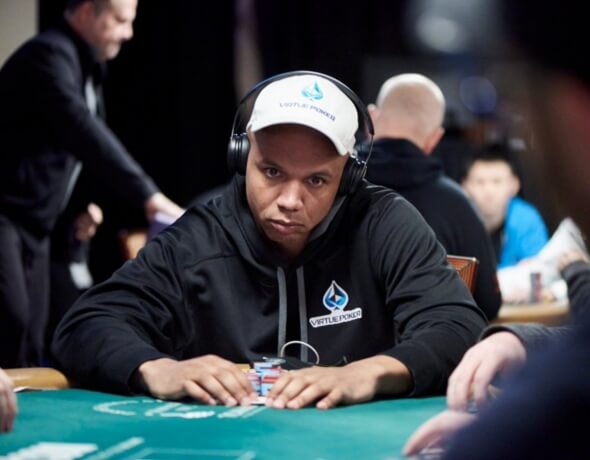 Phil Ivey vede 38 hráčů do třetího dne $50k Poker Players Championship