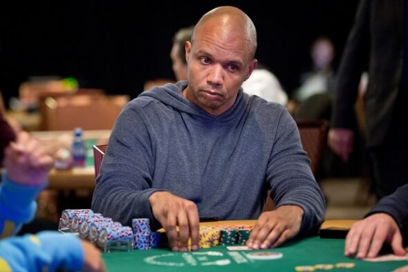 Phil Ivey vede posledních dvanáct hráčů Poker Players Championship