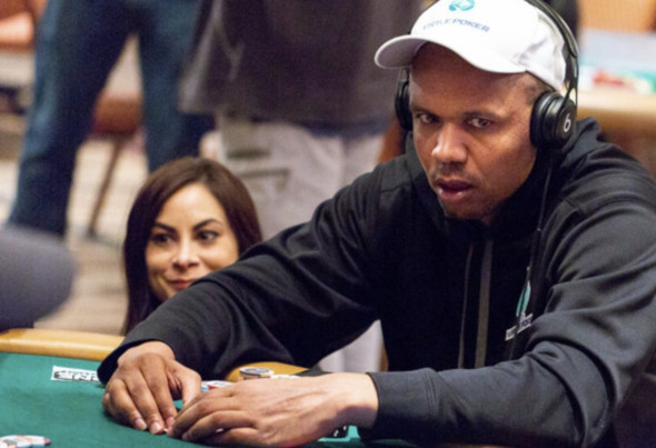 Phil Ivey si finále $50,000 Poker Players Championship nezahraje