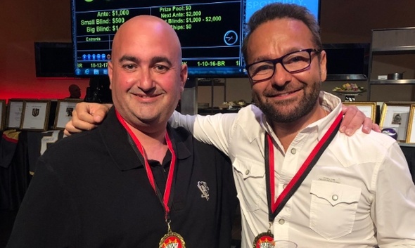 Ken Strauss se rád fotí s pokerovými celebritami, zde s Danielem Negreanu.