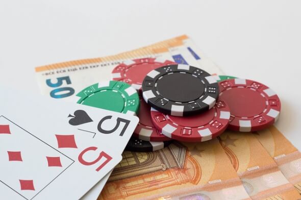 Co je to side bet, prop bet a crossbooking v pokeru?