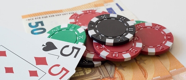 Co je to side bet, prop bet a crossbooking v pokeru?