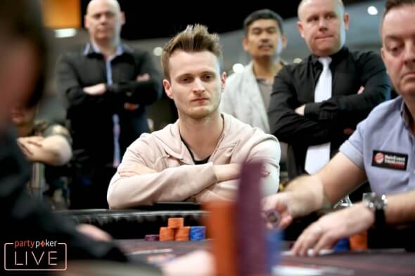 Jack O'Neil vede posledních 86 hráčů $5,200 Main Eventu