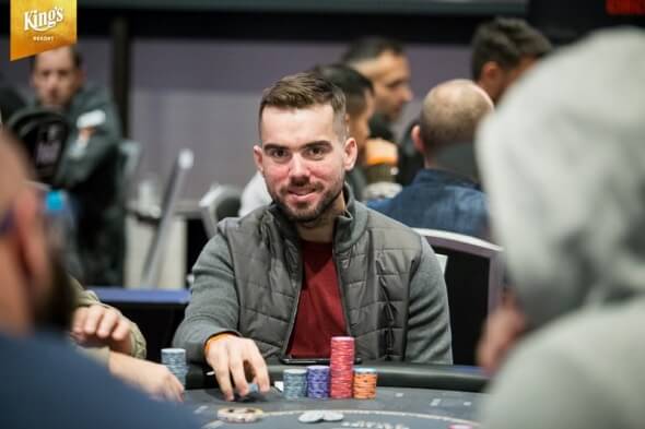 Martin Barták postupuje ze čtvrtečních flightů Mini Main Eventu WSOPC